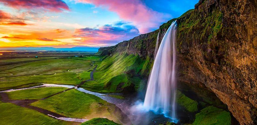 Cover Image for You Can Still Score a Great Flight Deal This Year—Here’s How
