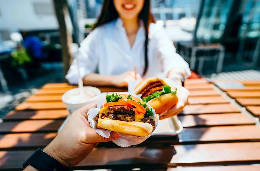 Cover Image for Marriott's Eat Around Town dining initiative: Earn 500 Marriott points every time you enjoy a meal in June