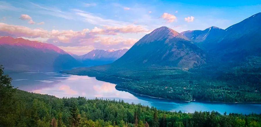 Cover Image for What’s the Optimal Time to Experience Alaska? It Varies Based on Your Travel Goals.