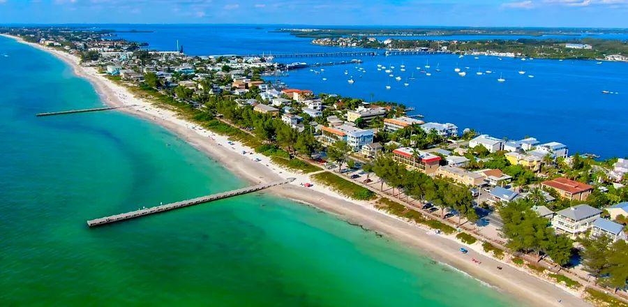 Cover Image for 7 Airbnb Beach Houses Still Open for Summer Rentals