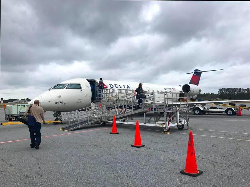 Cover Image for Delta's least comfortable regional jet makes an unexpected return