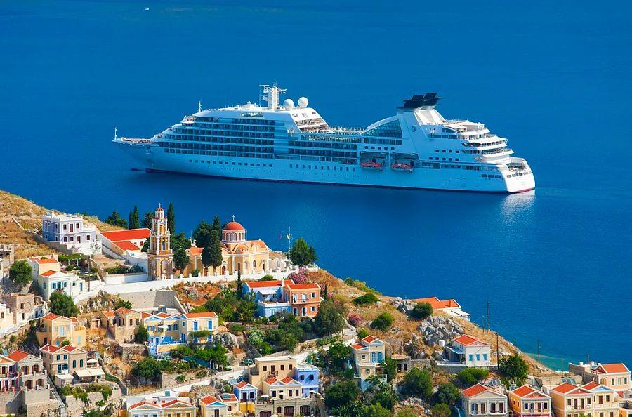 Cover Image for 10 Situations Where Tipping Is Unnecessary on a Cruise
