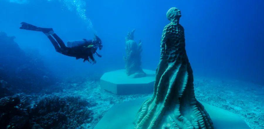 Cover Image for Visitors Dive Among Conservation-Inspired Submerged Art at New Great Barrier Reef Sculpture Exhibit