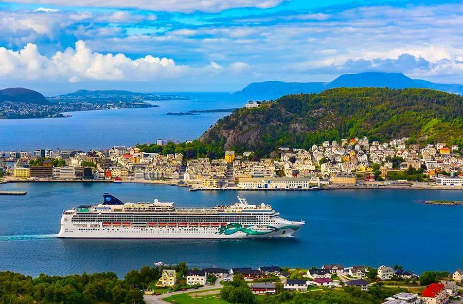 Cover Image for 2023 Winter Cruises: Flee the Cold and Seek the Sun