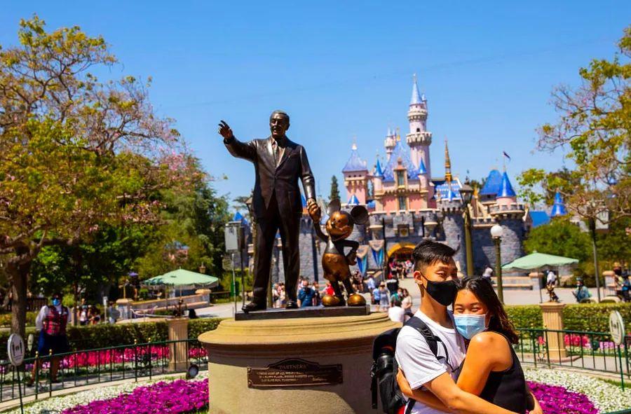 Cover Image for A new report on U.S. travel indicates that families without vaccinations are more likely to visit theme and water parks.