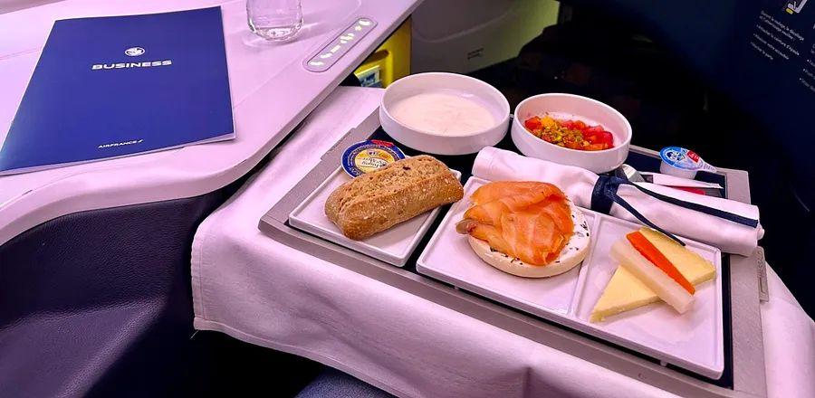 Cover Image for Which Airlines Offer the Finest Food and Beverage Options?