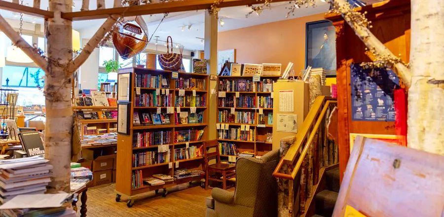 Cover Image for 6 U.S. Bookstores Committed to Giving Back