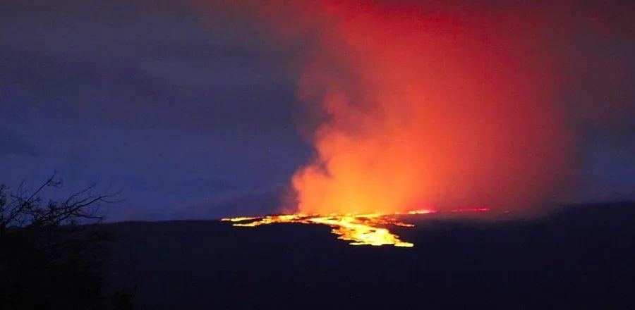 Cover Image for Mauna Loa Volcano Erupts on Hawai‘i’s Big Island