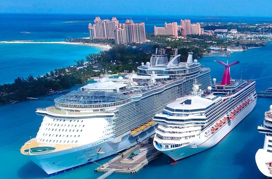 Cover Image for Royal Caribbean or Carnival: Which large cruise line is right for you?
