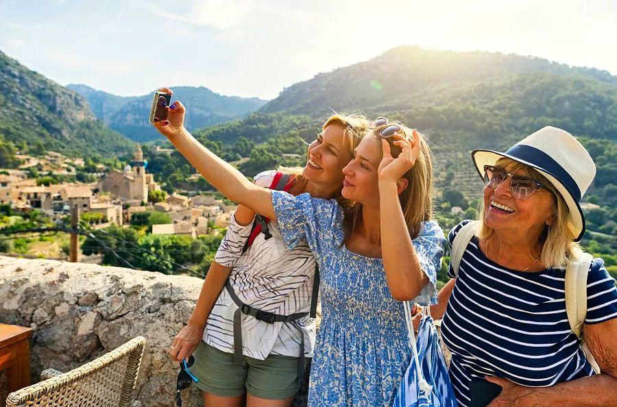 Cover Image for 10 Must-Have Items for Traveling Teens