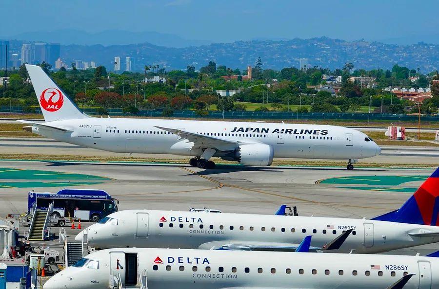 Cover Image for No major airport nearby? Here’s how seasoned travelers still land incredible flight deals