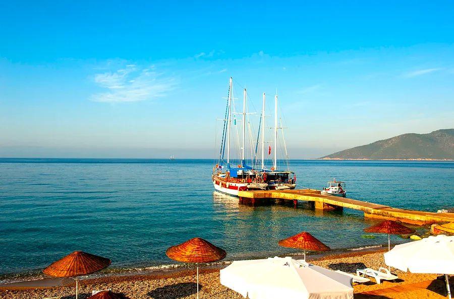 Cover Image for 13 Stunning European Beaches for a Bright Autumn Vacation