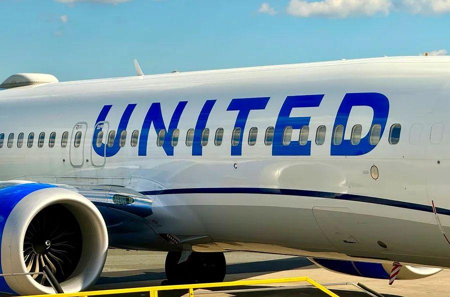Cover Image for Seatback shift: United Airlines is phasing out the print edition of Hemispheres magazine