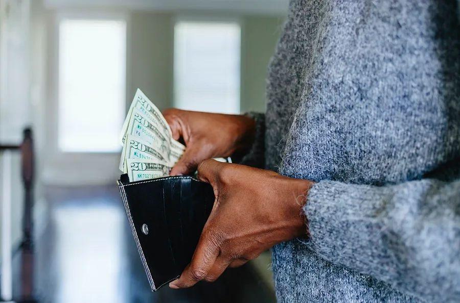 Cover Image for 6 strategies to reduce pre- and post-cruise travel expenses