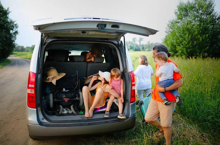 Cover Image for Is flying or driving more cost-effective for budget travelers?
