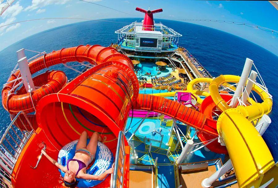 Cover Image for The 7 top waterslides and splash zones on cruise ships
