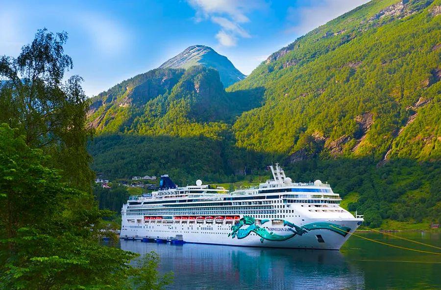 Cover Image for Cruise Guide: Must-Do Activities on Dinogo Jade
