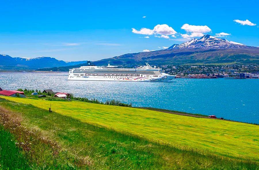 Cover Image for Essential Activities in Akureyri, Iceland