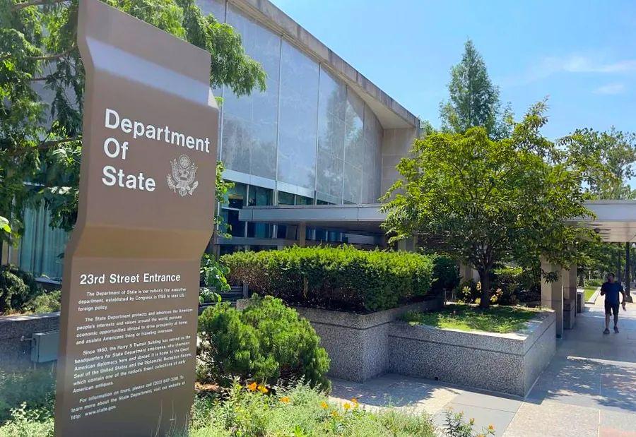 Cover Image for Distinguishing between CDC and State Department travel alerts