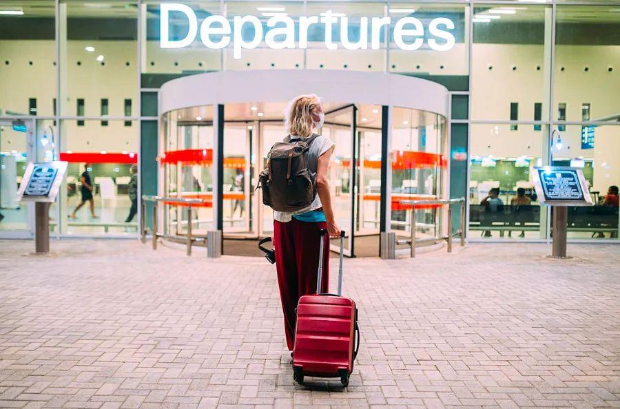 Cover Image for Carry-on versus checked luggage: Which option is best?