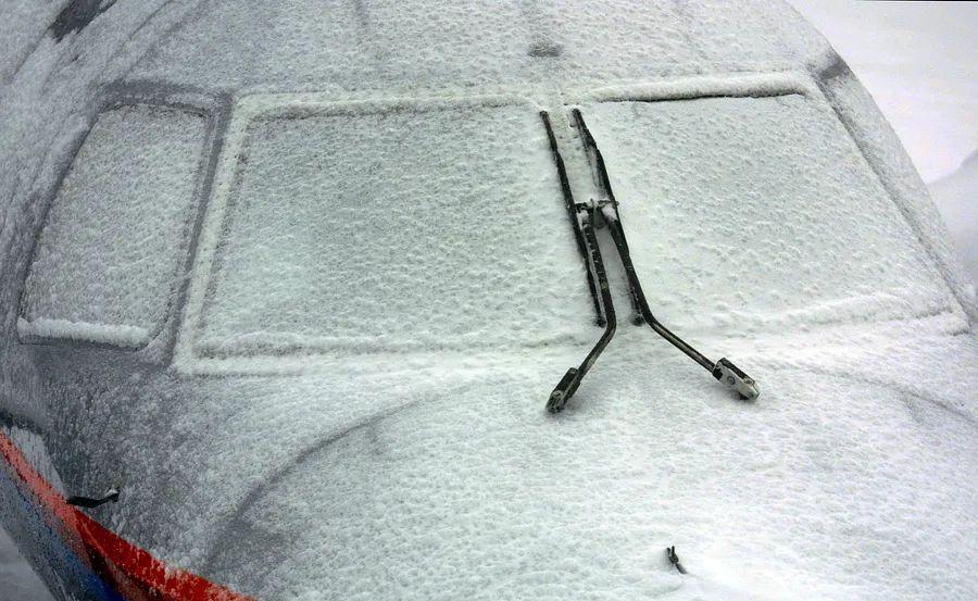 Cover Image for How planes handle the risks associated with snow and ice