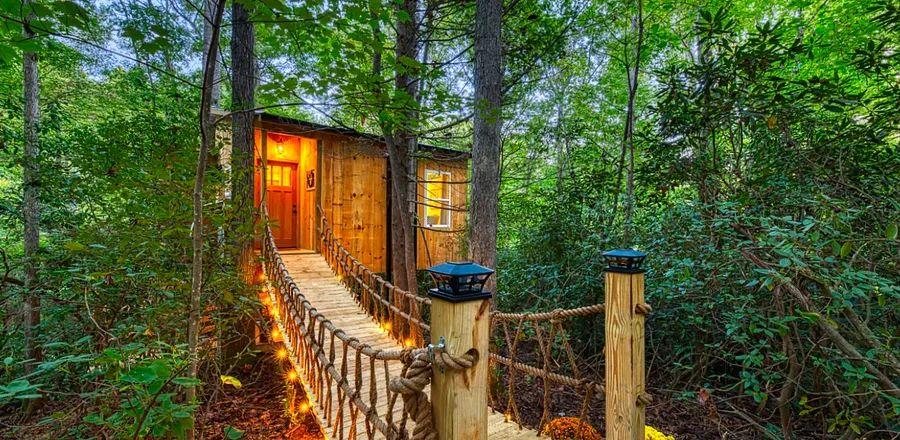Cover Image for 16 Enchanting Blue Ridge Mountain Cabins Available for Rent on Airbnb and Vrbo