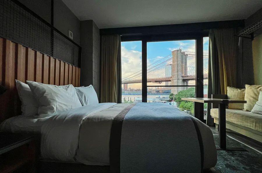 Cover Image for 1 Hotel Brooklyn Bridge: A chic urban retreat featuring a rooftop pool