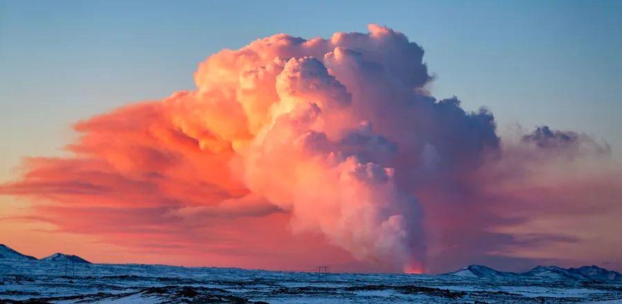 Cover Image for Iceland's Volcano Erupts for the Third Time, Leading to Evacuations and Temporary Closure of the Blue Lagoon