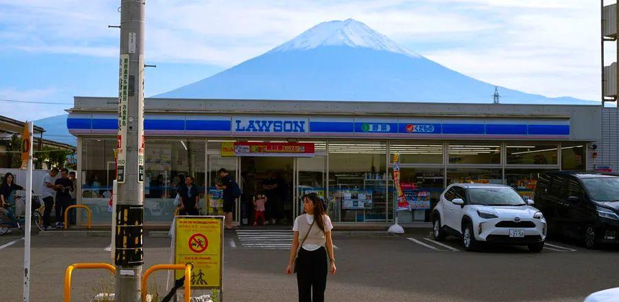 Cover Image for Japan's Popular Destinations Limit Visitors to Tackle Unruly Tourist Behavior