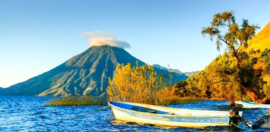 Cover Image for 8 Gorgeous Lakes Around the Globe to Visit Right Now