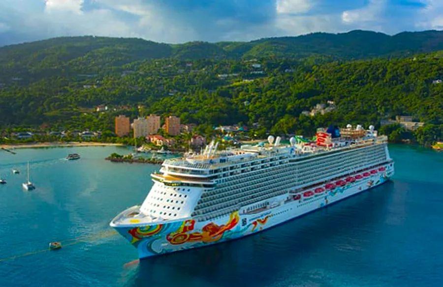 Cover Image for Essential Insights for Cruising During Hurricane Season