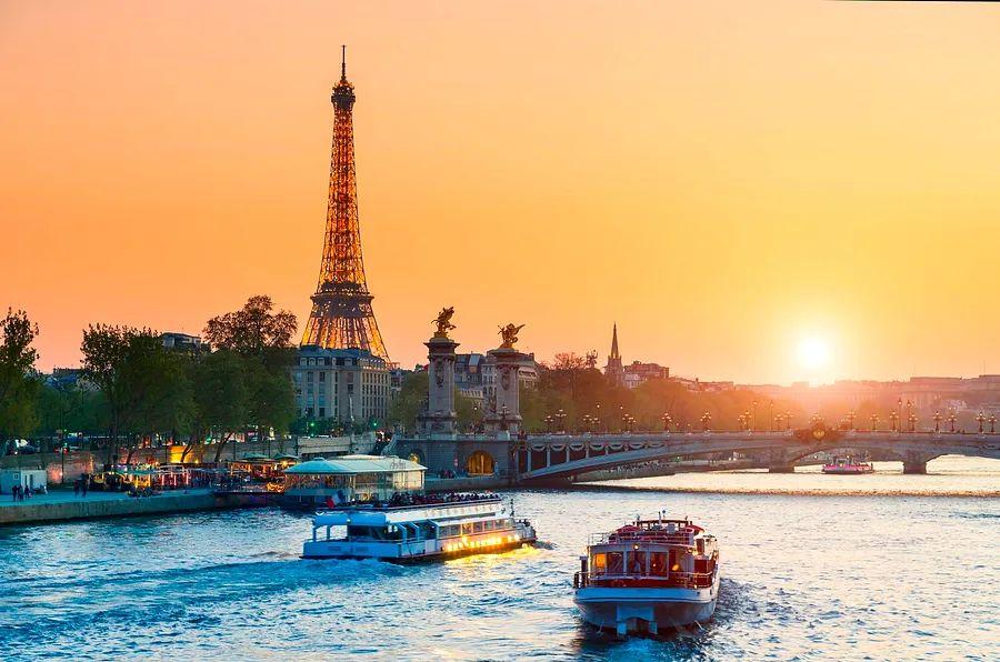 Cover Image for Which European nations are currently enforcing COVID-19 restrictions this Christmas?