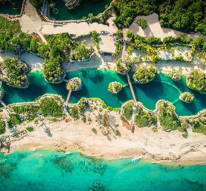 Cover Image for Two tourists shot dead at a luxury resort in Mexico