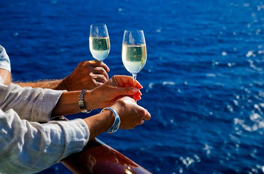 Cover Image for Is it permissible to bring alcohol on a cruise ship? A comprehensive guide
