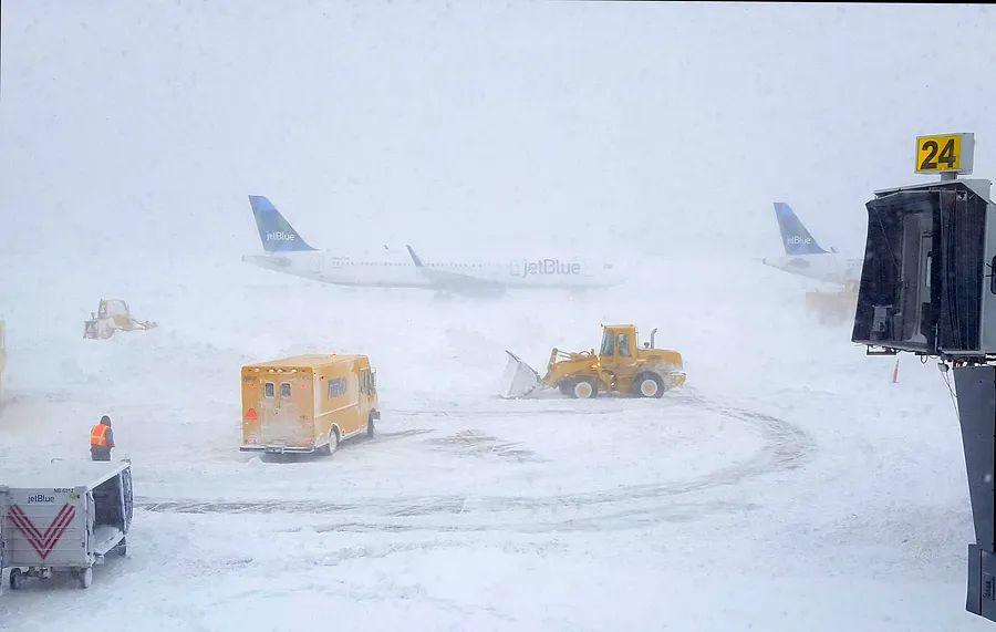 Cover Image for How do pilots manage to take off during a snowstorm?