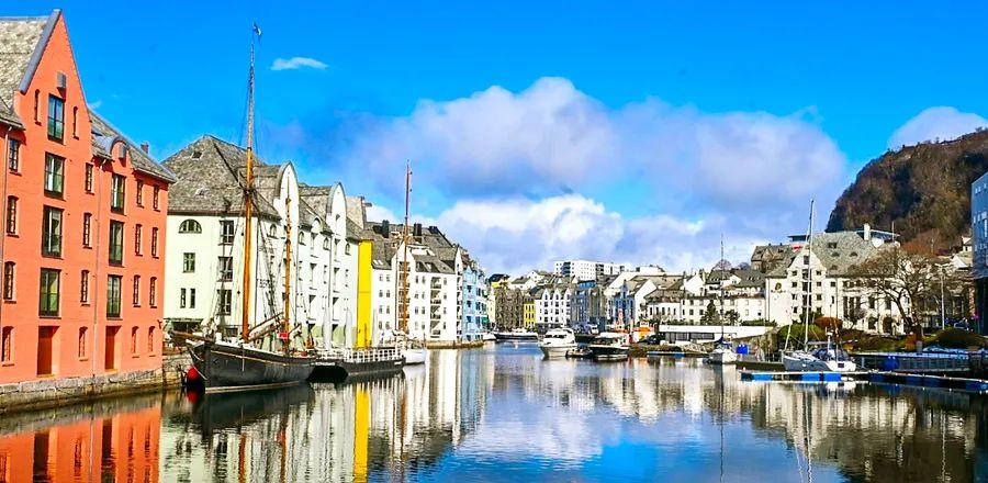 Cover Image for Traversing Norway, the Most EV-Friendly Nation in the World