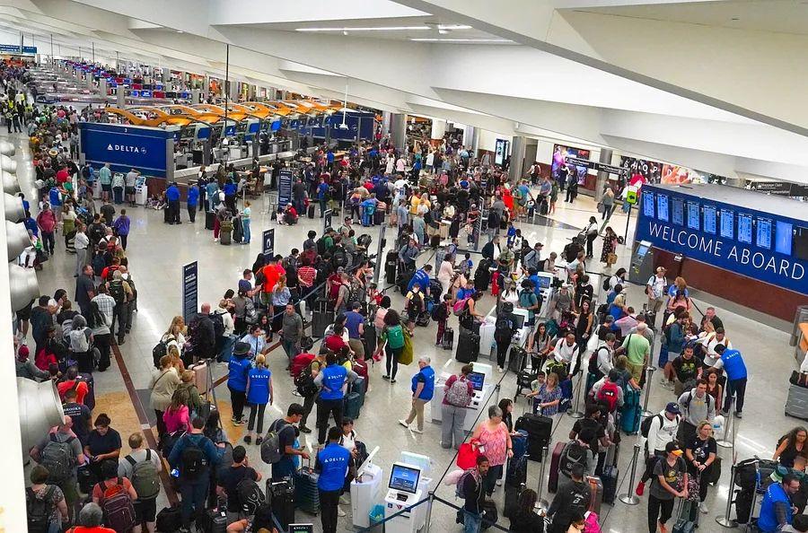 Cover Image for Flight cancellations exceed 7,000 following IT issues; Delta's CEO offers apologies after a troublesome weekend
