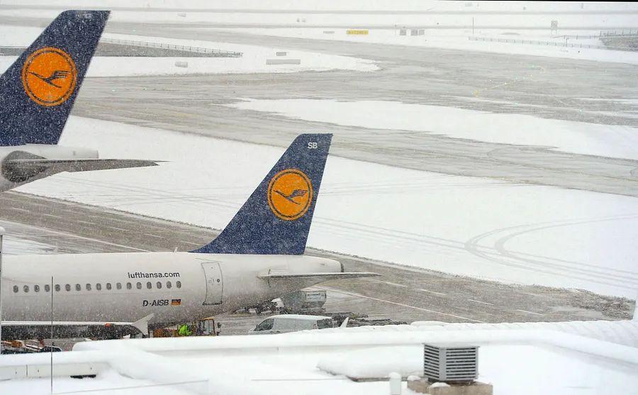 Cover Image for How pilots adjust their takeoff procedures in snowy conditions