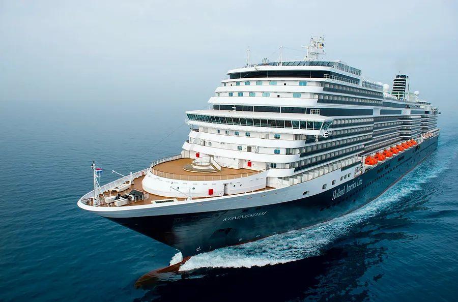 Cover Image for A complete list of Holland America cruise ships ranked by size from largest to smallest.
