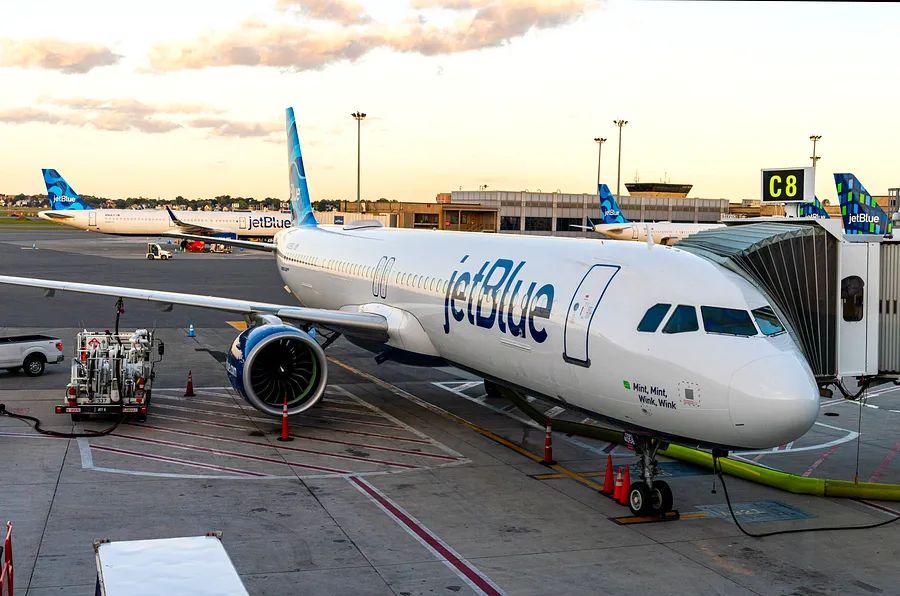 Cover Image for JetBlue ventures into the lounge arena with upcoming clubs at JFK and Boston set for 2025 — a remarkable transition