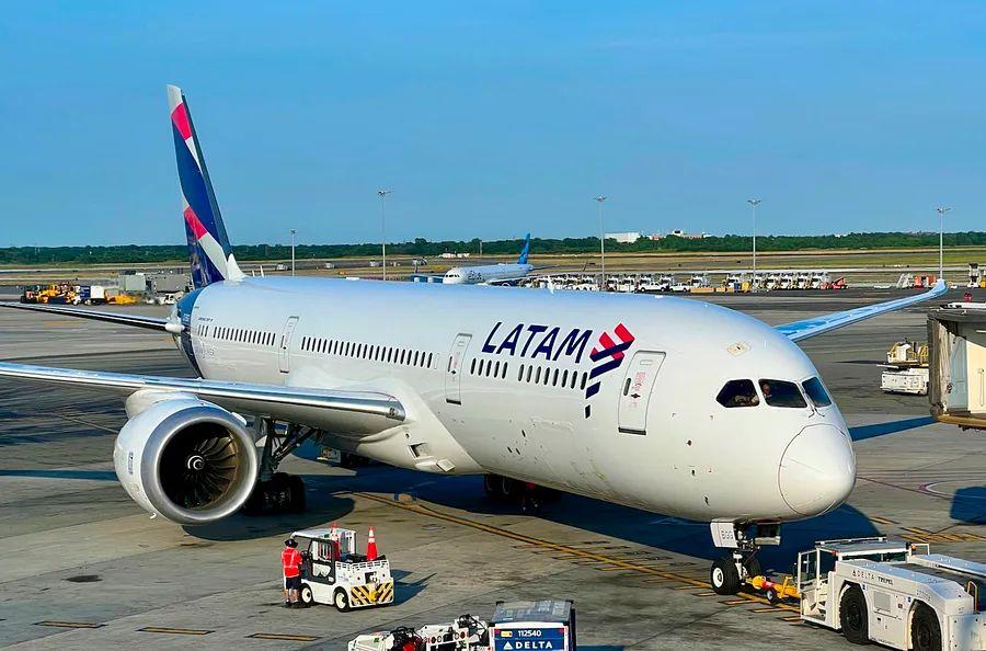 Cover Image for LATAM Unveils New Business Class with Doors for 787 Dreamliner Fleet