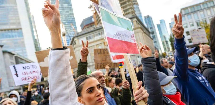 Cover Image for Iranian American Comedian Negin Farsad: “I Stand in Solidarity with the Women of Iran”
