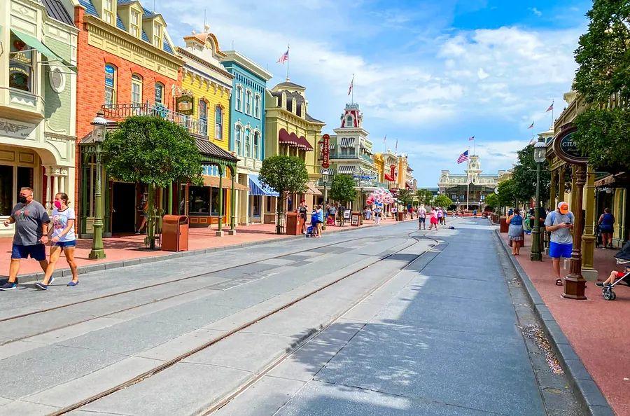 Cover Image for Disney World tightens mask rules by prohibiting eating and drinking while walking
