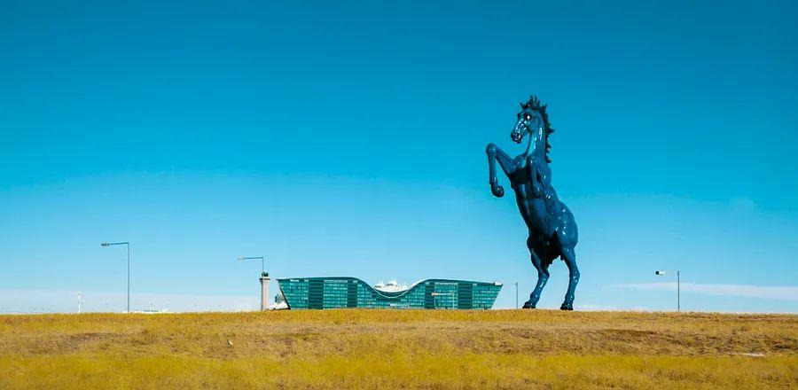 Cover Image for Discover the 10 Largest Airports in the U.S.—A List That May Surprise You