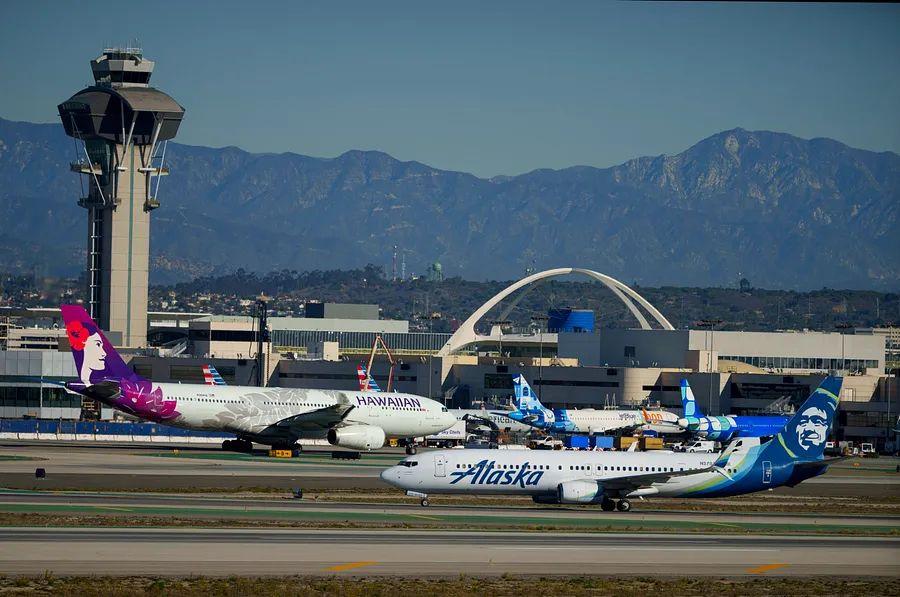 Cover Image for Alaska Airlines and Hawaiian Airlines merger advances, clears antitrust concerns