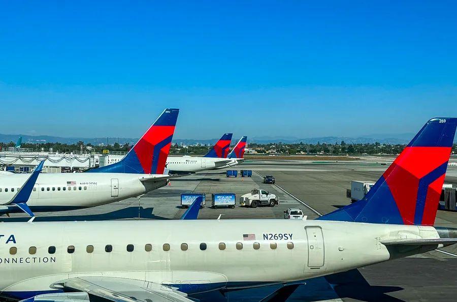Cover Image for 16 strategies to boost your Delta SkyMiles, from credit card usage to online shopping
