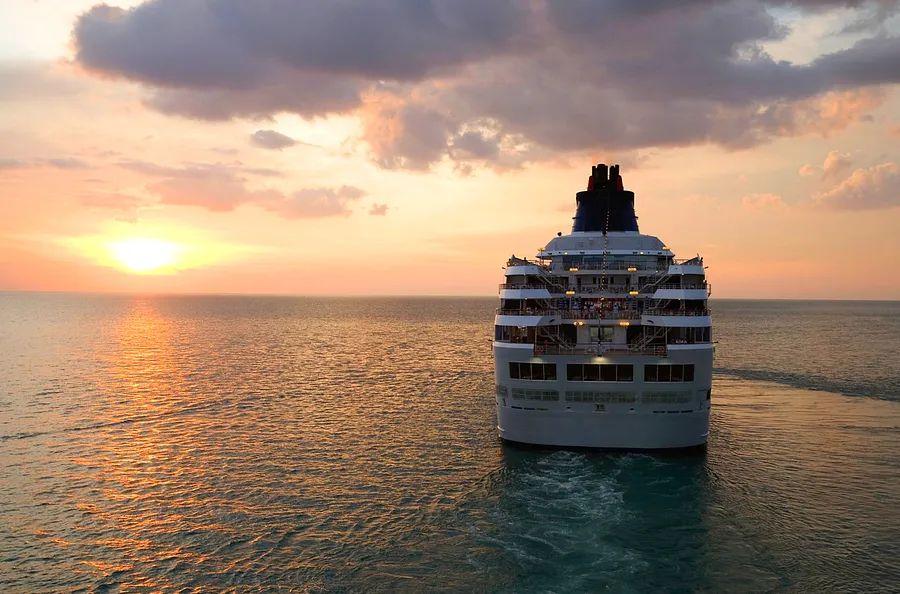 Cover Image for Top destinations for cruising this fall, whether you prefer a cozy sweater or a swimsuit