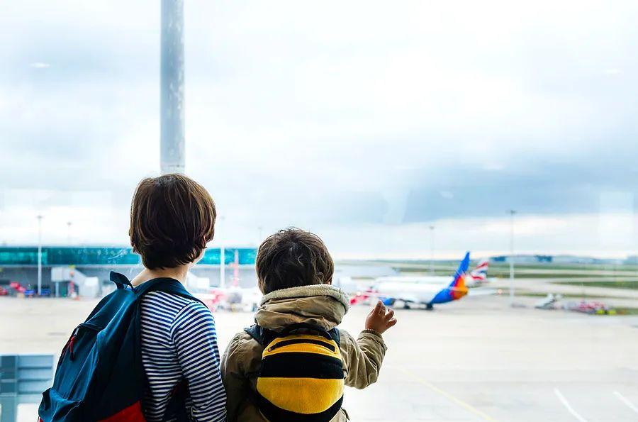 Cover Image for A Comprehensive Guide to Air Travel with Children of All Ages