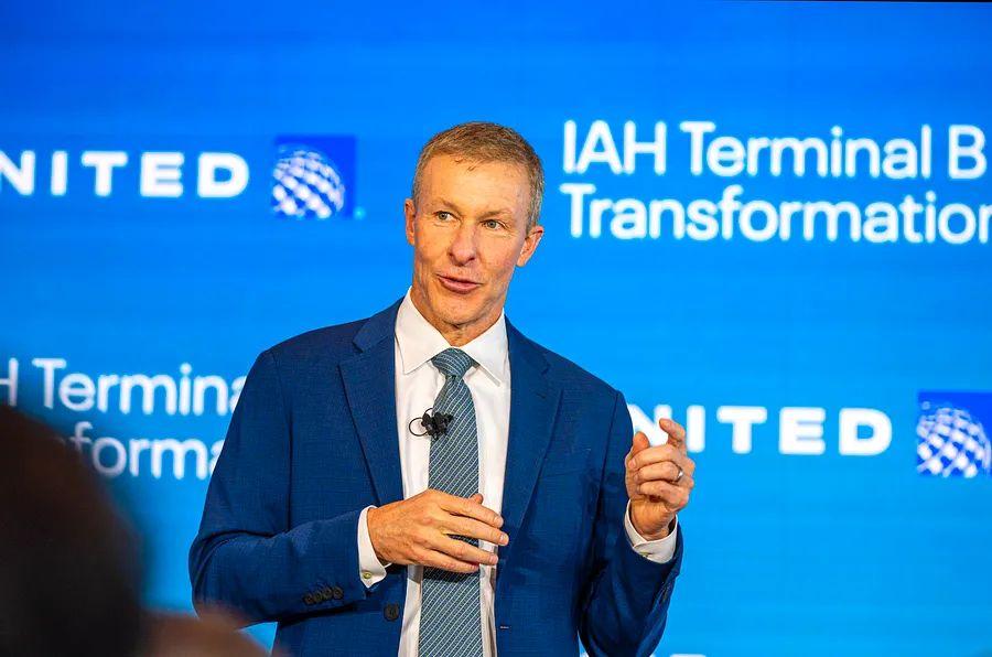 Cover Image for United CEO Scott Kirby expresses concerns over new credit card and frequent flyer regulations