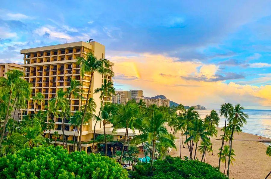 Cover Image for Hilton's largest property impacted as hotel strikes return to Hawaii
